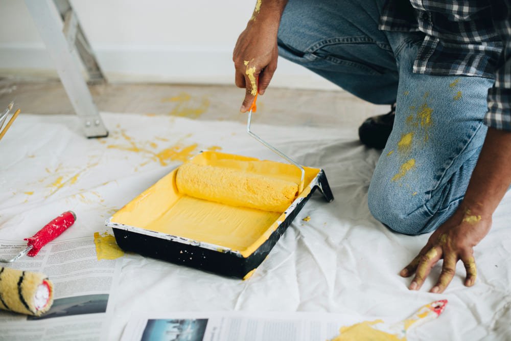 Artisan peintre à l’œuvre