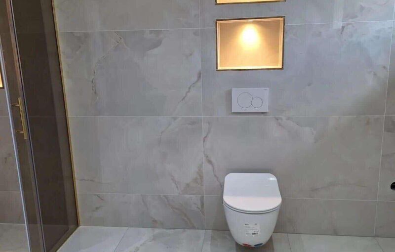 Carreleur appliquant un motif zellige moderne en crédence