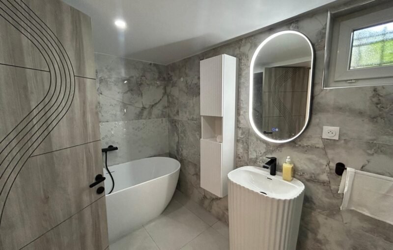 Pose d'un receveur de douche extra-plat antidérapant en résine