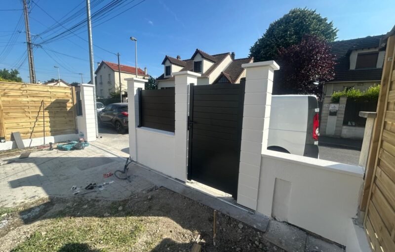 Mur de clôture en parpaings fraîchement monté